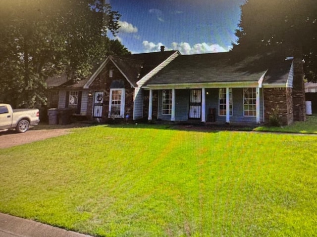 view of front facade featuring a front lawn