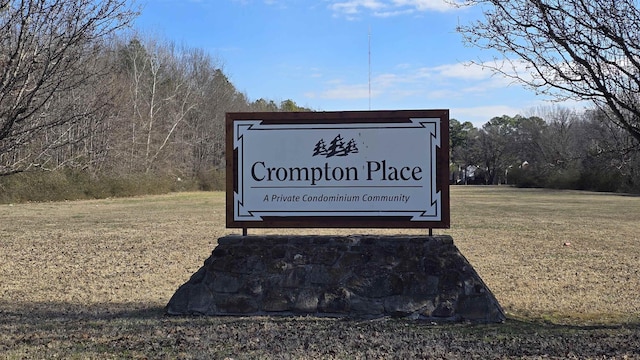 community sign with a yard