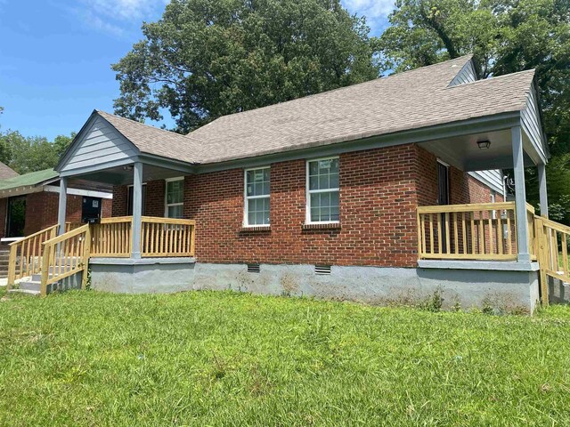 view of front facade with a front lawn and a porch