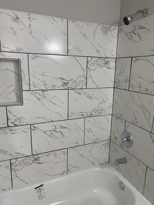 bathroom with tiled shower / bath