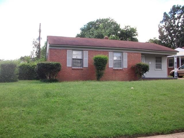 view of front of property with a front yard