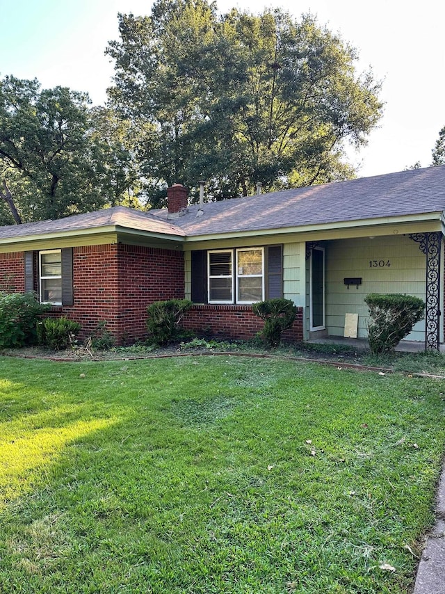 single story home with a front lawn