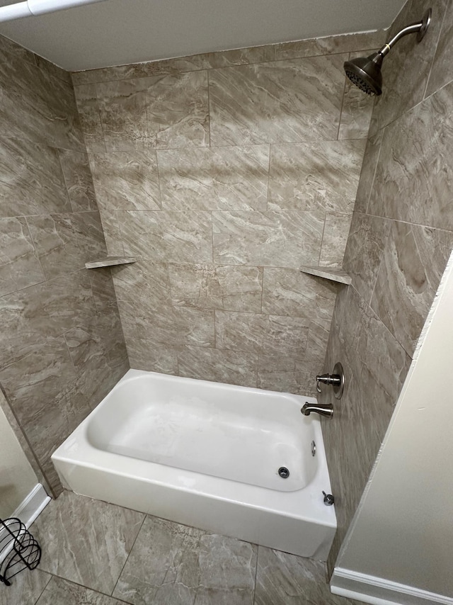 bathroom with tiled shower / bath