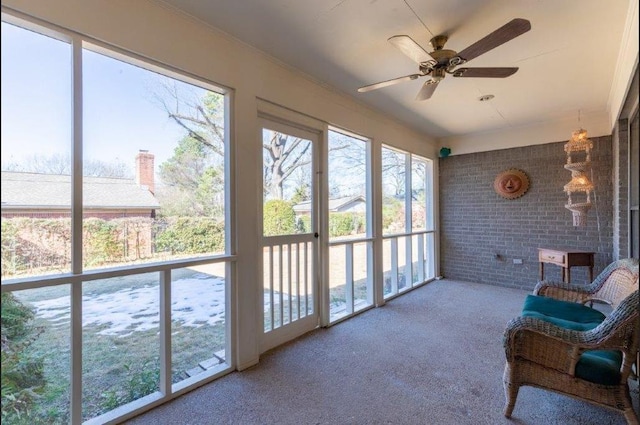 sunroom with ceiling fan