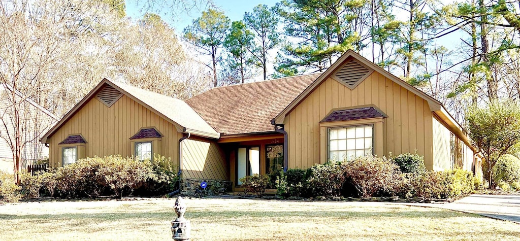 view of front of home featuring a front lawn