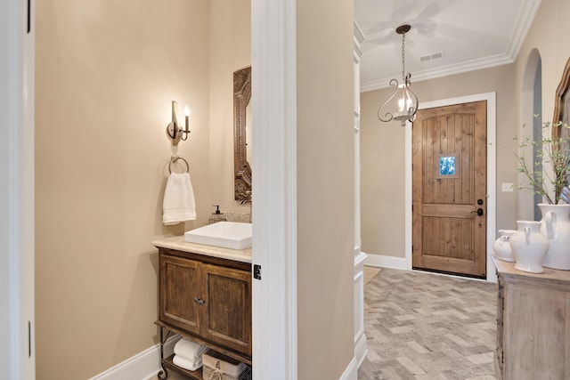 entryway with sink and crown molding