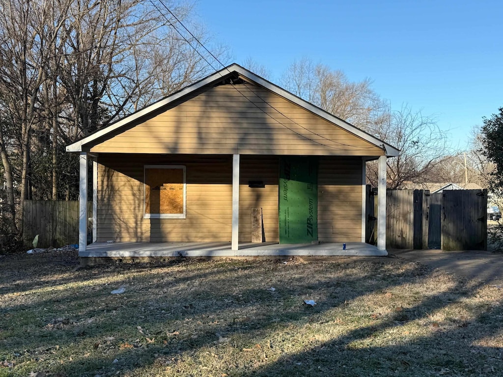 view of front of home featuring a front yard