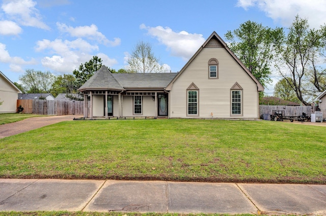 view of front of house with fence and a front lawn