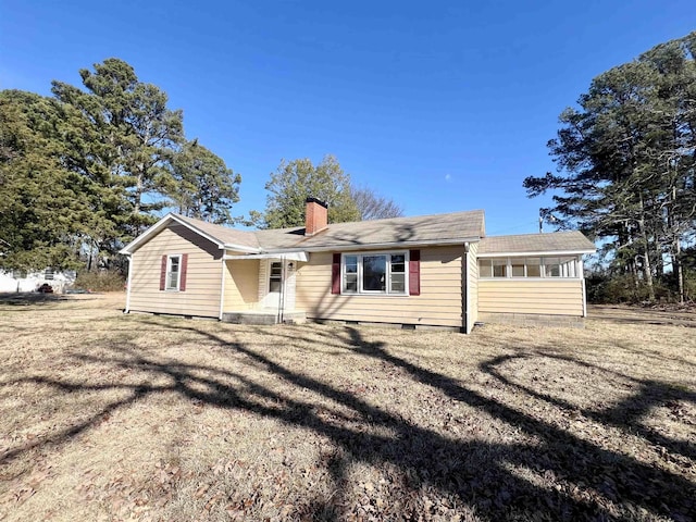 view of front facade with a front yard