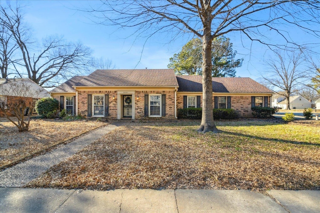 ranch-style house featuring a front lawn