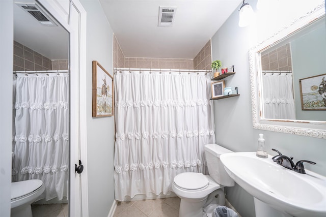 full bathroom featuring sink, toilet, tile patterned floors, and shower / bathtub combination with curtain