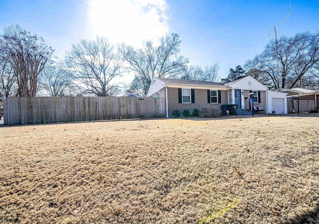 view of front of home featuring a front lawn