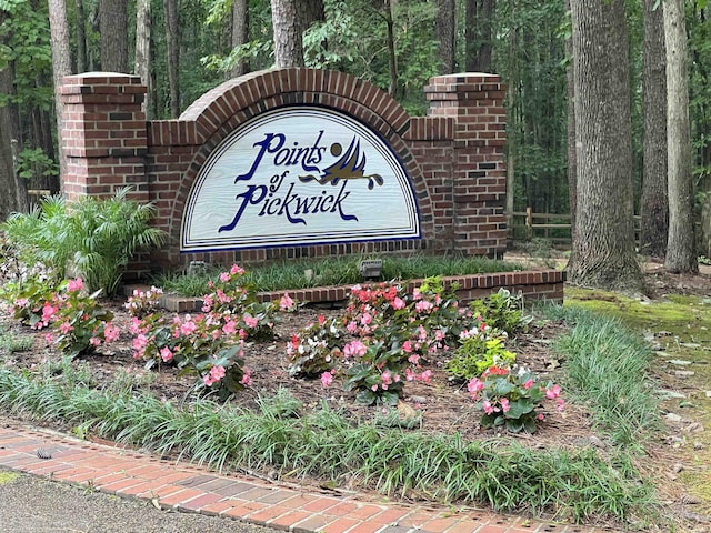 view of community / neighborhood sign