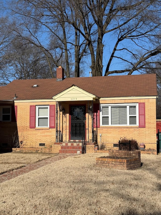 view of front of property featuring a front lawn