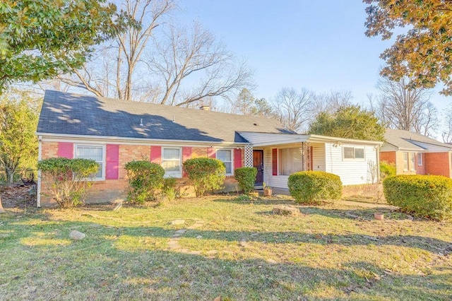 single story home with a front lawn