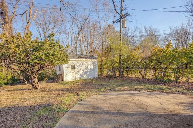 view of yard with an outbuilding