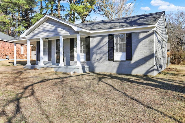 view of front facade featuring a porch and a front yard