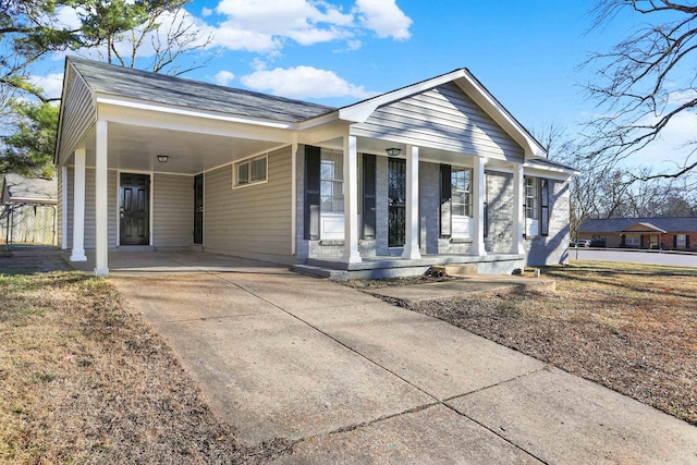 view of front facade with covered porch and a carport