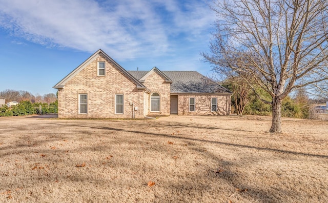 view of front of property featuring a front yard