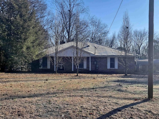 view of front of property featuring a front lawn