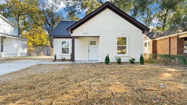 view of front facade with a front yard