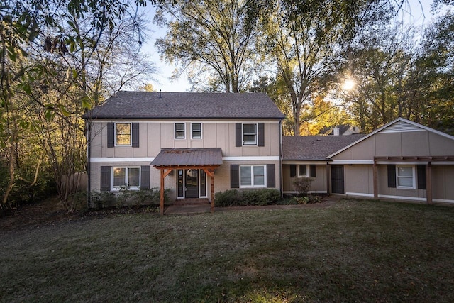 view of front facade with a front yard