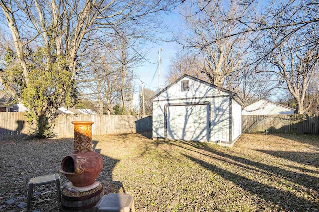 view of yard featuring a storage unit