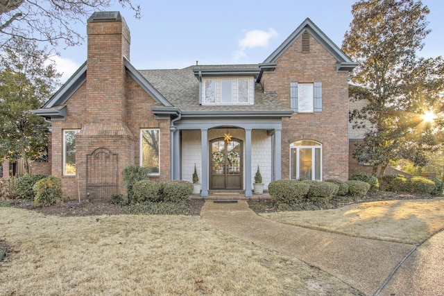 view of front of house featuring a front lawn