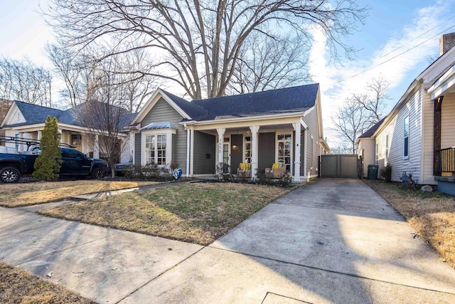 view of front of property featuring a porch and a front yard