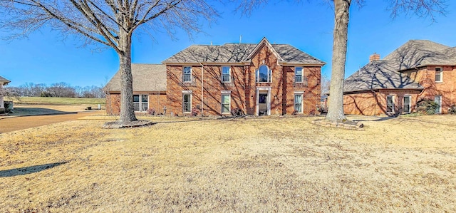 view of front of property featuring a front yard