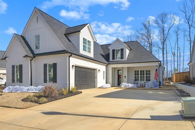 view of front facade featuring a garage and a porch