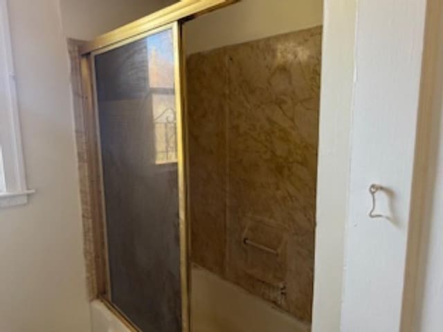 bathroom with enclosed tub / shower combo