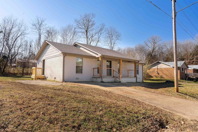 single story home featuring a front lawn and a porch