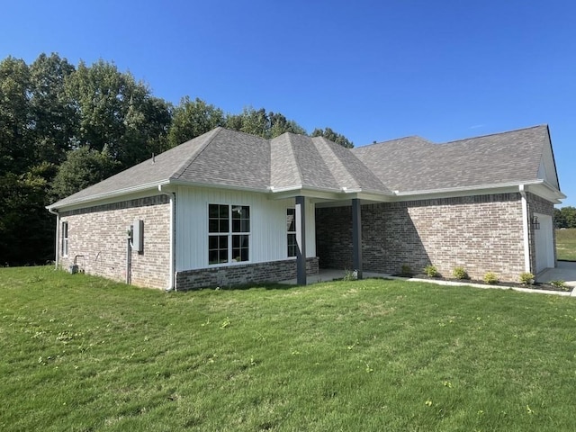 single story home featuring a front yard