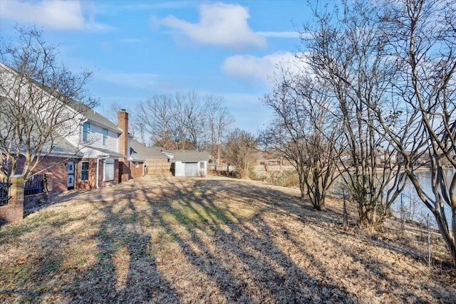 view of yard featuring a storage shed