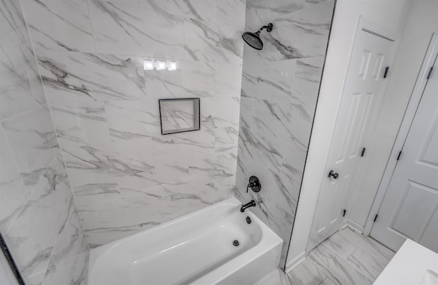 bathroom with tiled shower / bath