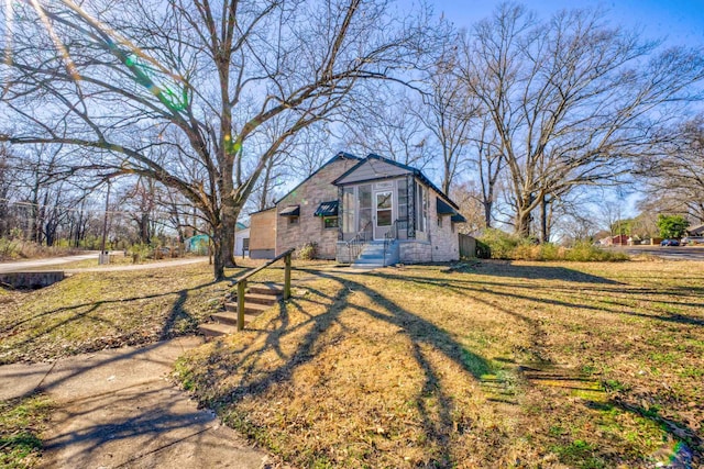 view of front of house with a front lawn