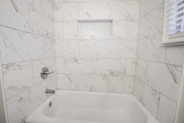 bathroom with tiled shower / bath