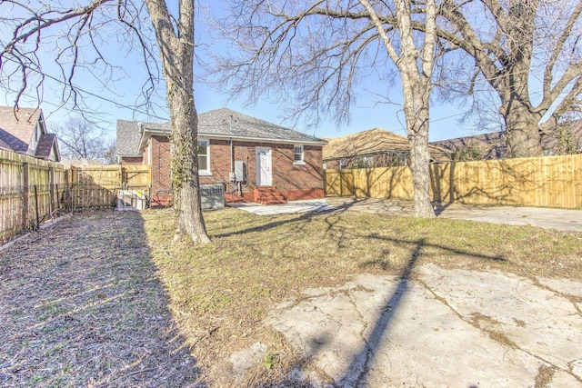 back of house featuring a lawn