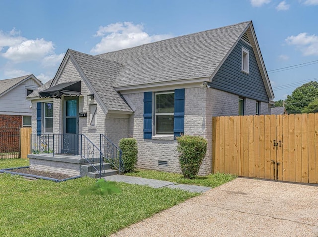 view of front of property featuring a front yard