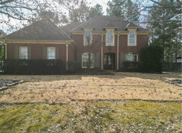 view of front of property featuring a front lawn