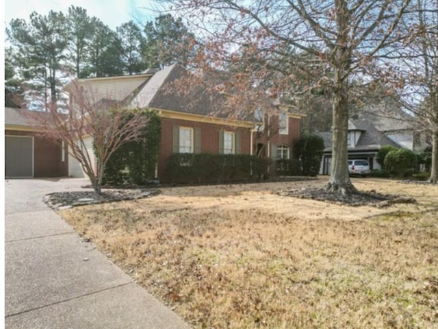 view of front of house with a front lawn