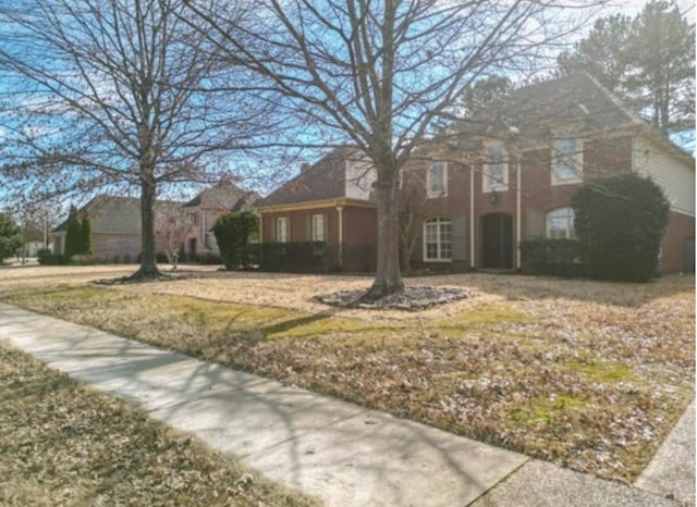 view of front of property featuring a front lawn