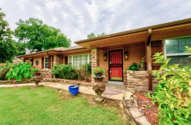 view of front of house with a front yard