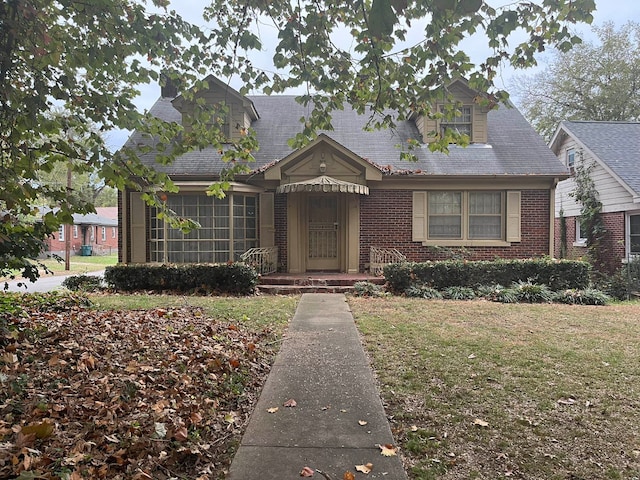 view of front of house with a front lawn