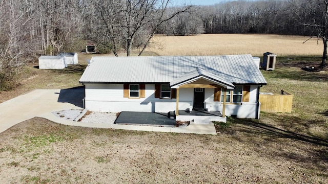 ranch-style home featuring a porch