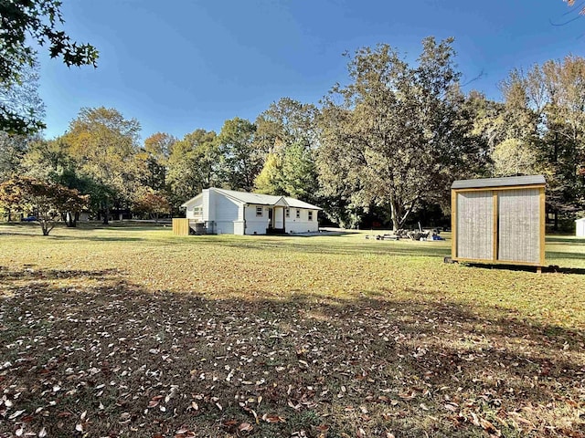 view of yard with a shed