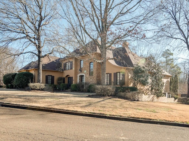 view of front of property featuring a front lawn