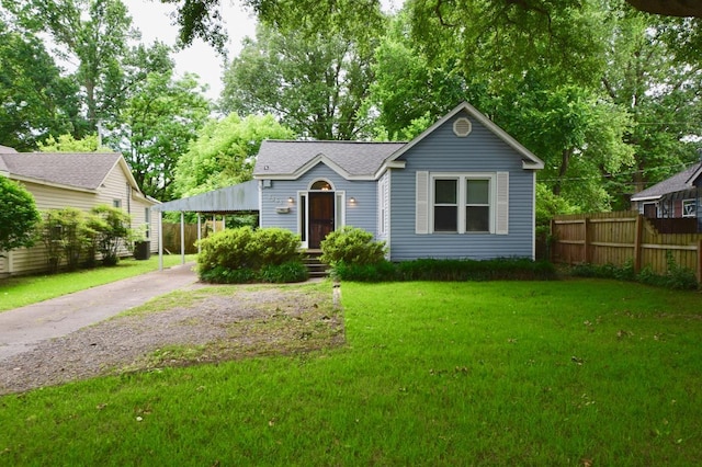 view of front of house featuring a carport and a front lawn