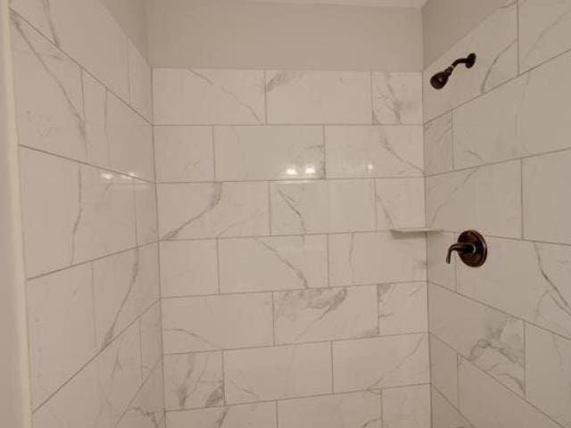 bathroom featuring tiled shower